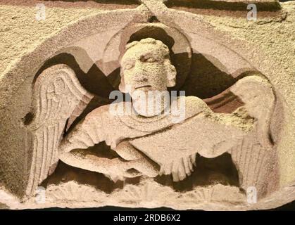 Fragment d'ange sculpté en pierre dans le musée du palais Gelmirez de la cathédrale de Santiago de Compostelle Galice Espagne Banque D'Images