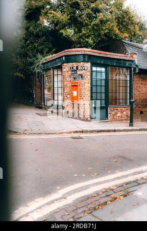 Les volets sont fermés dans ce petit bâtiment du nord de Londres Banque D'Images