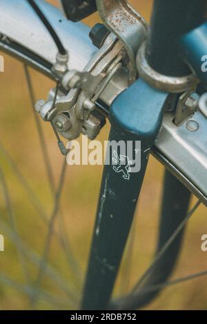 Vélo vintage Peugeot Bleu et blanc des années 1970 Banque D'Images