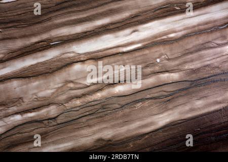Texture unique de couches BRUNES naturelles Quartzite, claires et sombres en diagonale. Banque D'Images