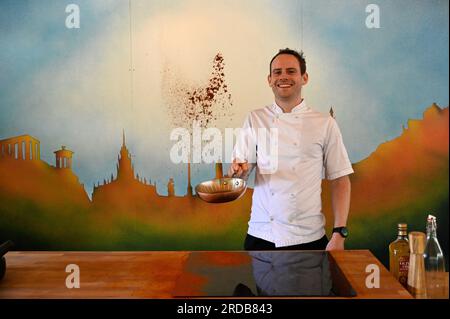 Édimbourg, Écosse, Royaume-Uni. 20 juillet 2023. Edinburgh Food Festival - Sandy Browning, chef exécutif de Ka Pao, marque l'ouverture du neuvième Festival culinaire d'Edinburgh dans la Treehouse Kitchen du Festival, Assembly George Square Gardens. Le festival Food se déroule à partir du vendredi 21 juillet. Crédit : Craig Brown/Alamy Live News Banque D'Images