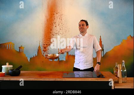 Édimbourg, Écosse, Royaume-Uni. 20 juillet 2023. Edinburgh Food Festival - Sandy Browning, chef exécutif de Ka Pao, marque l'ouverture du neuvième Festival culinaire d'Edinburgh dans la Treehouse Kitchen du Festival, Assembly George Square Gardens. Le festival Food se déroule à partir du vendredi 21 juillet. Crédit : Craig Brown/Alamy Live News Banque D'Images