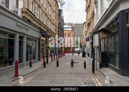 Rue de la police au large de Deansgate dans la ville de Manchester, dans le nord de l'Angleterre. Banque D'Images