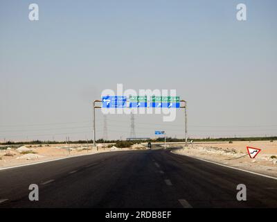 Sinaï Sud, Egypte, juin 30 2023 : un panneau de signalisation de signalisation latérale dans le Sinaï Sud donne des indications de Sharm El Sheikh, ville de Ras Sudr, est Banque D'Images