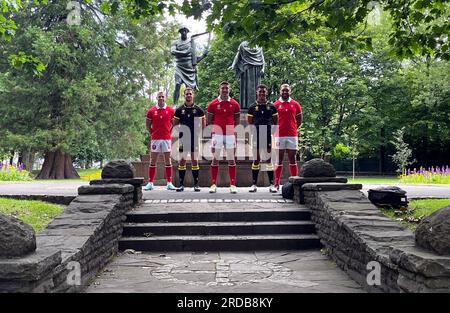 Les joueurs du pays de Galles (de gauche à droite) Gareth Davies, Tomos Williams, Josh Adams, Rio Dye et Taulupe Faletau alors que la Welsh Rugby Union a dévoilé aujourd'hui son siège, Et alternative, tenue de coupe du monde de rugby 2023 pour l’équipe senior masculine qui se dirigera vers la France en octobre, l’événement a eu lieu au Ynysangharad War Memorial Park à Pontypridd, où les enfants des écoles des environs ont été invités à participer au lancement. Date de la photo : jeudi 20 juillet 2023. Banque D'Images