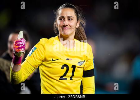 Auckland, Auckland, Nouvelle-Zélande. 20 juillet 2023. La gardienne néo-zélandaise VICTORIA ESSON #21 donne un coup de pouce aux supporters alors qu'elle célèbre sa victoire dans le groupe de la coupe du monde FIFA WomenÃs 2023 contre la Norvège au stade Eden Park d'Auckland, en Nouvelle-Zélande. La Nouvelle-Zélande a battu la Norvège 1 - 0. (Image de crédit : © ira L. Black/ZUMA Press Wire) USAGE ÉDITORIAL SEULEMENT! Non destiné à UN USAGE commercial ! Banque D'Images