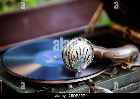 Un vieux gros plan de gramophone joue un disque vinyle. Banque D'Images