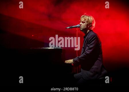 Italie 19 juillet 2023 Tom Odell en concert à l'Anfiteatro del Vittoriale Gardone Riviera © Andrea Ripamonti / Alamy Banque D'Images