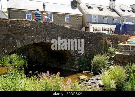 Un vieux pont de pierre est encore utilisé pour porter la route B4413 sur la rivière Aron dans le village d'Aberdaron. Banque D'Images