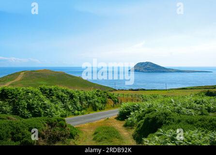 Vue depuis Braich y Pwll (« le bras de la piscine ») à l'extrémité ouest du pays de Galles sur la Llyn Penisula, à travers Bardsey Sound jusqu'à l'île Bardsey. Banque D'Images