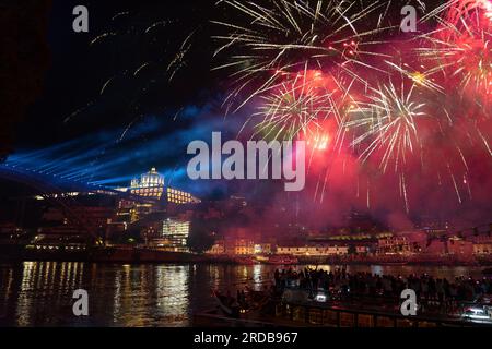 beaux feux d'artifice colorés sur le fleuve douro à porto portugal sur le festival sao joao . Banque D'Images