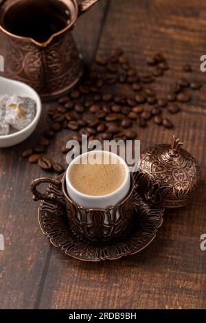 Café turc dans une tasse de café classique avec eau et délice turc sur une table en bois Banque D'Images