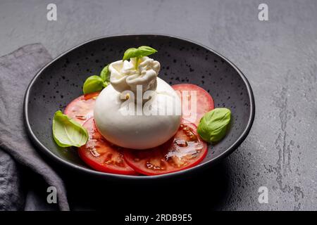 Antipasti au fromage burrata, tomates et basilic. Cuisine italienne Banque D'Images