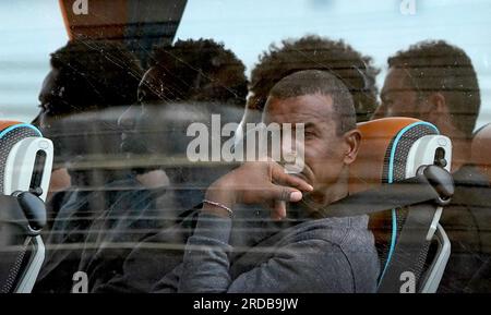 Un groupe de personnes considérées comme des migrants sont chassées de Douvres, dans le Kent, après avoir été secourues lors d'un incident de petit bateau dans la Manche. Date de la photo : jeudi 20 juillet 2023. Banque D'Images