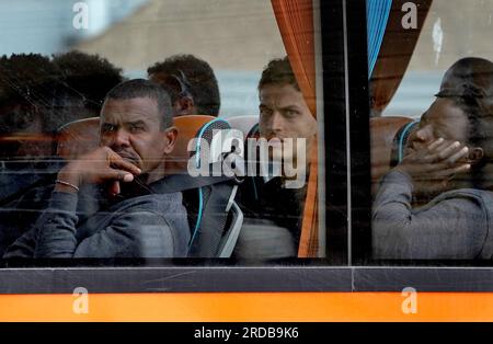 Un groupe de personnes considérées comme des migrants sont chassées de Douvres, dans le Kent, après avoir été secourues lors d'un incident de petit bateau dans la Manche. Date de la photo : jeudi 20 juillet 2023. Banque D'Images