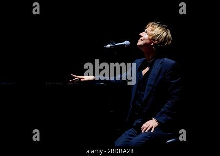 Italie 19 juillet 2023 Tom Odell en concert à l'Anfiteatro del Vittoriale Gardone Riviera © Andrea Ripamonti / Alamy Banque D'Images