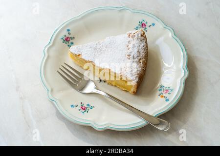 Un morceau de gâteau à la crème Custard avec des pignons de pin. Gâteau italien traditionnel - torta della nonna ou gâteau de grand-mère. Pâtisserie toscane. prêt à manger. Banque D'Images