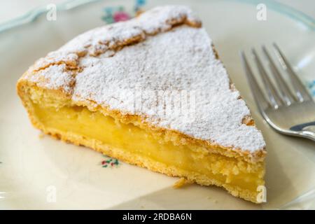 Un morceau de gâteau à la crème Custard avec des pignons de pin. Gâteau italien traditionnel - torta della nonna ou gâteau de grand-mère. Pâtisserie toscane. prêt à manger. Banque D'Images