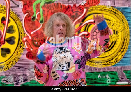 Sir Grayson Perry lors d'un photocall pour l'exposition Grayson Perry : Smash Hits à la Royal Scottish Academy d'Édimbourg, qui couvre les 40 ans de carrière de l'artiste et est décrite comme la plus grande exposition de son travail à ce jour. Date de la photo : jeudi 20 juillet 2023. Banque D'Images