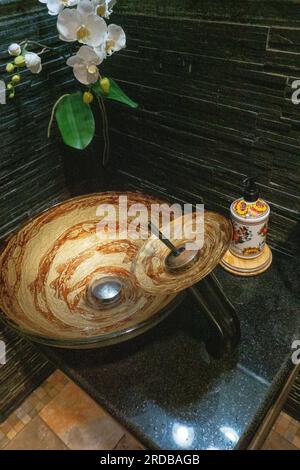 Une zone de lavage ornée dans une salle de repos aurant à Westchester, New York. Banque D'Images