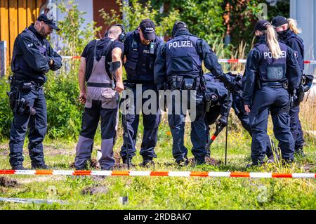 Plate, Allemagne. 20 juillet 2023. Des policiers et des archéologues sont à la recherche de preuves du vol d'un Trésor d'or de haute-Bavière sur une propriété privée. Après l'arrestation spectaculaire de quatre suspects qui auraient volé le précieux Trésor d'or du Musée romain celtique de Manching, la recherche de parties du butin et de preuves se poursuit près de Schwerin. Crédit : Jens Büttner/dpa/Alamy Live News Banque D'Images