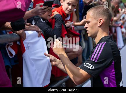 Rottach Egern, Allemagne. 20 juillet 2023. Football : Bundesliga, camp d'entraînement du FC Bayern Munich, entraînement final. Joshua Kimmich signe des autographes après la formation. Crédit : Sven Hoppe/dpa/Alamy Live News Banque D'Images