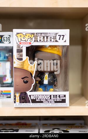 Une figurine Funko Pop de la star du rap américain Notorious B.I.G. En vente à Newbury Comics, un magasin dans le Danbury Fair Mall dans le Connecticut. Banque D'Images