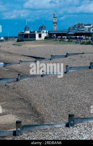 Vue, à marée basse, en regardant le long de la plage vers la tour de l'horloge et le kiosque à musique central, Herne Bay Banque D'Images