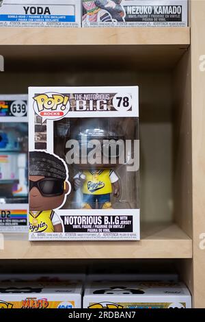 Une figurine Funko Pop de la star du rap américain Notorious B.I.G. En vente à Newbury Comics, un magasin dans le Danbury Fair Mall dans le Connecticut. Banque D'Images