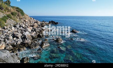Vue aérienne des montagnes rocheuses côte panoramique vue de dessus de la mer un drone belle eau sur la plage. Photo de haute qualité Banque D'Images