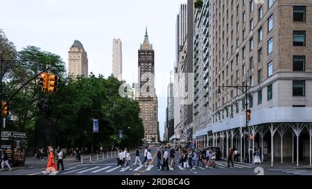 Détail architectural de Central Park South, une partie de trois pâtés de maisons entre Columbus Circle et Grand Army Plaza à New York Banque D'Images