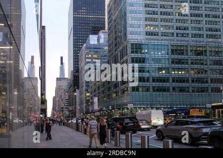 Détail architectural de la Sixième Avenue, également connue sous le nom d'Avenue of the Americas, une artère majeure du quartier de Manhattan à New York Banque D'Images