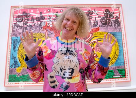 Sir Grayson Perry lors d'un photocall pour l'exposition Grayson Perry : Smash Hits à la Royal Scottish Academy d'Édimbourg, qui couvre les 40 ans de carrière de l'artiste et est décrite comme la plus grande exposition de son travail à ce jour. Date de la photo : jeudi 20 juillet 2023. Banque D'Images