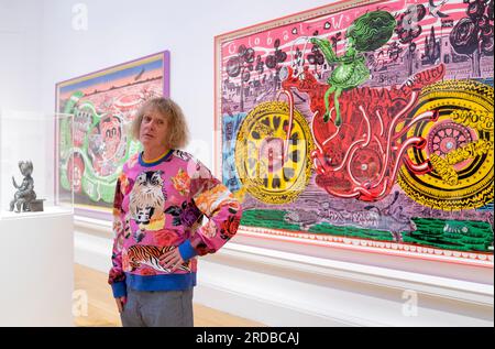 Sir Grayson Perry lors d'un photocall pour l'exposition Grayson Perry : Smash Hits à la Royal Scottish Academy d'Édimbourg, qui couvre les 40 ans de carrière de l'artiste et est décrite comme la plus grande exposition de son travail à ce jour. Date de la photo : jeudi 20 juillet 2023. Banque D'Images