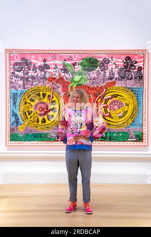 Sir Grayson Perry lors d'un photocall pour l'exposition Grayson Perry : Smash Hits à la Royal Scottish Academy d'Édimbourg, qui couvre les 40 ans de carrière de l'artiste et est décrite comme la plus grande exposition de son travail à ce jour. Date de la photo : jeudi 20 juillet 2023. Banque D'Images