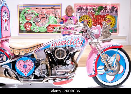 Sir Grayson Perry lors d'un photocall pour l'exposition Grayson Perry : Smash Hits à la Royal Scottish Academy d'Édimbourg, qui couvre les 40 ans de carrière de l'artiste et est décrite comme la plus grande exposition de son travail à ce jour. Date de la photo : jeudi 20 juillet 2023. Banque D'Images