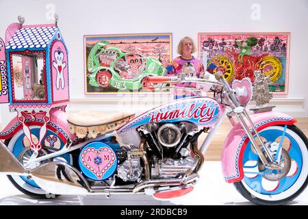 Sir Grayson Perry lors d'un photocall pour l'exposition Grayson Perry : Smash Hits à la Royal Scottish Academy d'Édimbourg, qui couvre les 40 ans de carrière de l'artiste et est décrite comme la plus grande exposition de son travail à ce jour. Date de la photo : jeudi 20 juillet 2023. Banque D'Images