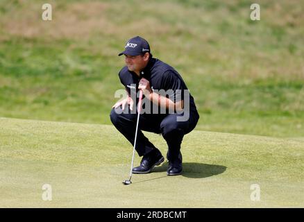 Patrick Reed, américain, a fait un putt le 18e jour de l'Open au Royal Liverpool, Wirral. Date de la photo : jeudi 20 juillet 2023. Banque D'Images