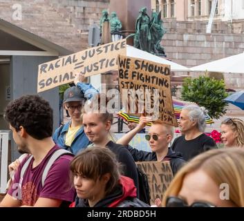 Participants à la tolérance zéro ! Racistes hors de la marche du gouvernement, à Senaatintori. Banque D'Images