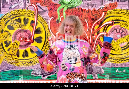 Sir Grayson Perry lors d'un photocall pour l'exposition Grayson Perry : Smash Hits à la Royal Scottish Academy d'Édimbourg, qui couvre les 40 ans de carrière de l'artiste et est décrite comme la plus grande exposition de son travail à ce jour. Date de la photo : jeudi 20 juillet 2023. Banque D'Images