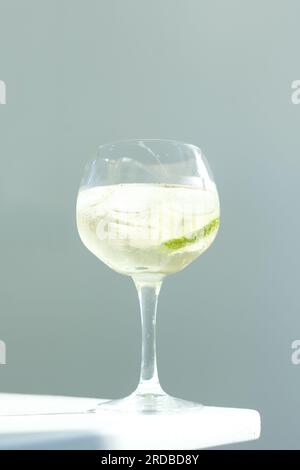 boisson rafraîchissante en verre avec de la glace sur la lumière du soleil. Glaçons eau cristalline. en bonne santé les jours chauds Banque D'Images