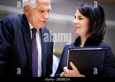 Bruxelles, Belgique. 20 juillet 2023.(RL) Annalena Baerbock, ministre fédérale des Affaires étrangères, s'entretenant avec Josep Borrell, haut représentant de l'UE pour les Affaires étrangères et la politique de sécurité, avant une séance de travail des ministres des Affaires étrangères de l'UE. Bruxelles, le 20.07.2023. Banque D'Images