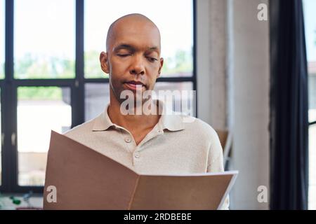 portrait d'homme à la peau foncée avec dossier de conservation de la maladie de myasthénie grave, employé de bureau afro-américain audacieux avec syndrome de ptose oculaire, inclusion, Banque D'Images