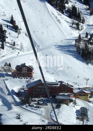 Obertauern, Autriche : 11 janvier 2008 : vue depuis un télésiège sur les pistes de ski dans la vallée d'Obertauern avec un peu de ski sur les pistes enneigées, Banque D'Images