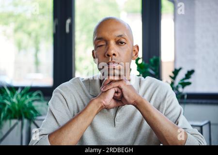 ptose, syndrome oculaire, homme d'affaires afro-américain audacieux regardant la caméra, employé de bureau à la peau foncée avec la maladie de myasthénie grave, diversité et dans Banque D'Images