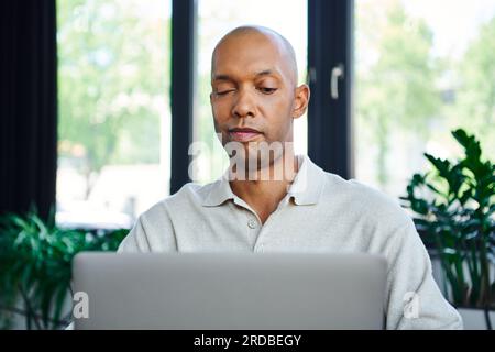 ptose, syndrome oculaire, homme d'affaires afro-américain audacieux regardant un ordinateur portable, employé de bureau à la peau foncée avec la maladie de myasthénie grave, diversité et dans Banque D'Images