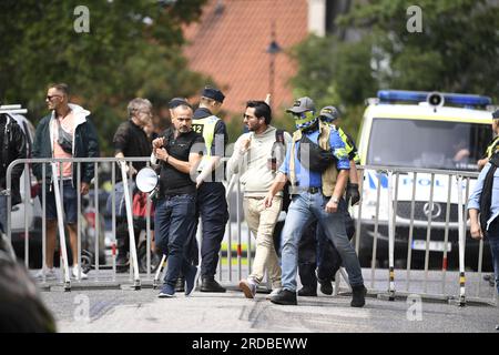 Stockholm, Suède. 20 juillet 2023. Le manifestant Salwan Momika est escorté par la police à un endroit devant l'ambassade irakienne à Stockholm, en Suède, le 20 juillet 2023, où il va brûler une copie du Coran et du drapeau irakien. Photo : Caisa Rasmussen/TT/code 12150 crédit : TT News Agency/Alamy Live News Banque D'Images