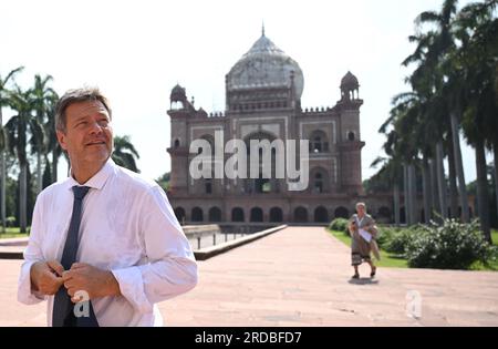 New Delhi, Inde. 20 juillet 2023. Robert Habeck (Bündnis 90/Die Grünen), vice-chancelier et ministre fédéral de l’économie et de la protection du climat, visite le mausolée de Safdarjung. Habeck veut renforcer la coopération avec l’Inde afin d’être moins dépendant de la Chine. Outre les discussions politiques, des visites d'entreprises et la participation à une réunion des ministres de l'énergie du G20 sont à l'ordre du jour. Crédit : Britta Pedersen/dpa/Alamy Live News Banque D'Images