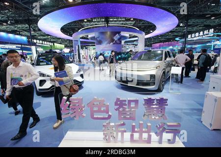 Pékin, Chine. 27 mai 2023. Les gens visitent le centre d'exposition de Zhongguancun National Independent innovation Demonstration zone à Beijing, capitale de la Chine, le 27 mai 2023. Crédit : Zhang Chenlin/Xinhua/Alamy Live News Banque D'Images
