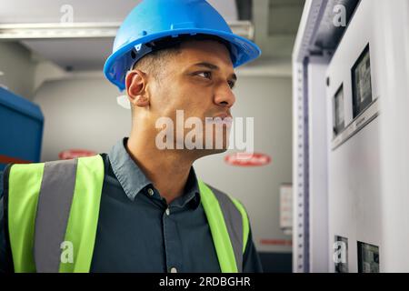 Électricien, ingénieur et technicien avec homme dans la salle de contrôle pour inspection, assurance qualité et énergie. Électricité, sécurité et industriel avec Banque D'Images